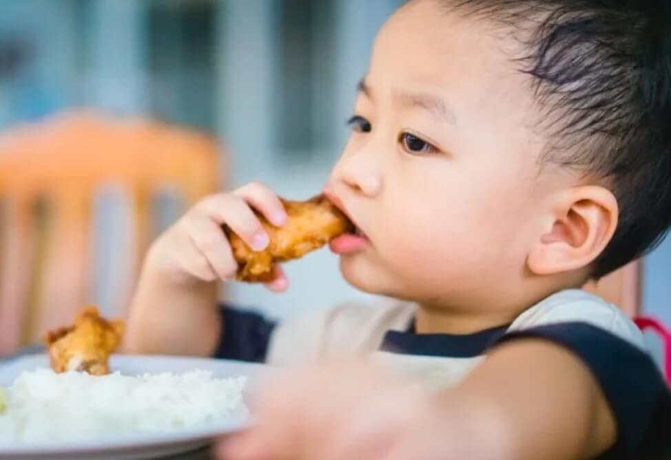 Read more about the article 擔心孩子性早熟、長不高？別給小孩這些NG食物