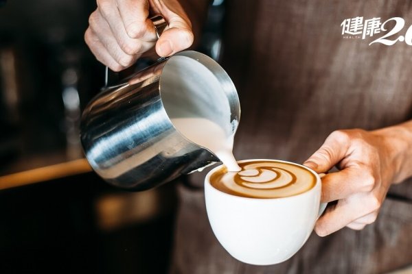 Barista,Pouring,Latte,Foam,Over,Coffee,,Espresso,And,Creating,A