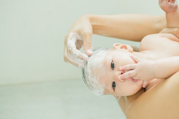 Portrait,Of,A,Little,Girl,Is,Being,Bathed,And,Shampooed